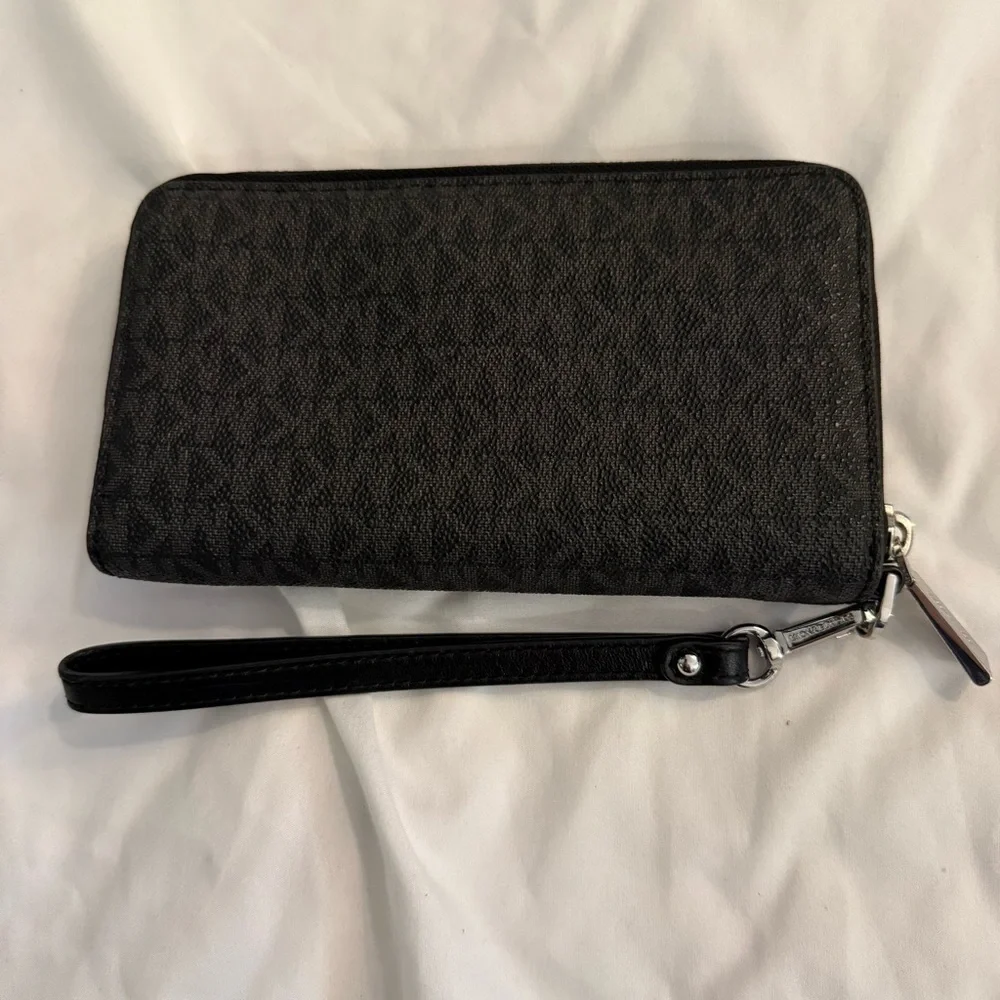 EUC Michael Kors Jet Set Large Signature Logo Smartphone Wallet